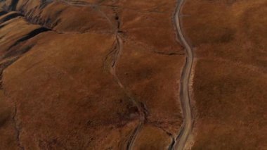 Yol dağlar 4k epik Drone uçuş Caucasus tepeler ve vadi güzellik Gürcü doğa