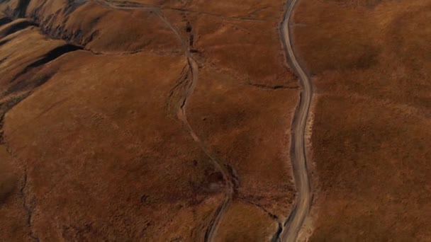 Weg in de bergen 4k epische Drone vlucht Caucasus heuvels en de vallei schoonheid Georgische natuur — Stockvideo