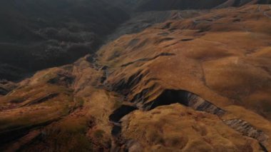 Highlands yolculuk drone uçuş kırsal macera ve mavi gökyüzü beyaz Gürcistan kayalar