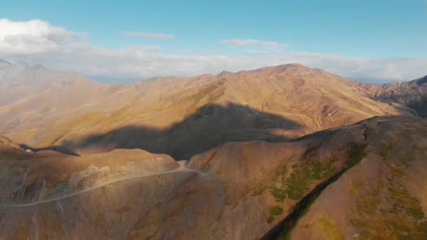 Weg in de bergen 4k epische Drone vlucht Caucasus heuvels en de vallei schoonheid Georgische natuur — Stockvideo