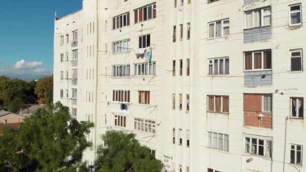 Oude betonnen residentiële gebouw wonen huis in Georgië — Stockvideo