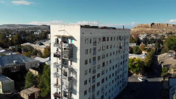 Oude betonnen residentiële gebouw wonen huis in Georgië — Stockvideo