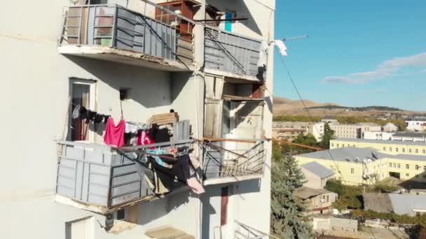 Белье высушено на балконе Старого бетонного жилого дома в Грузии — стоковое видео