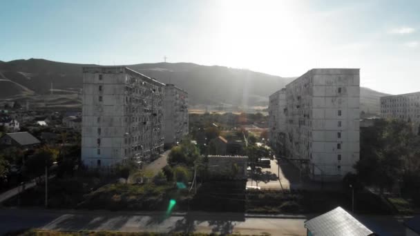 Postapocalypse levende huizen oude betonnen residentiële gebouw wonen huis in Georgië — Stockvideo