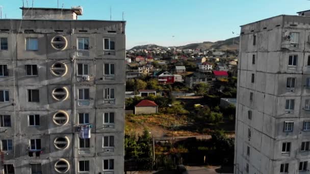 Postapocalypse levende huizen oude betonnen residentiële gebouw wonen huis in Georgië — Stockvideo