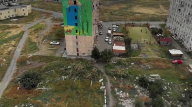 Postapocalypse yaşam Georgia evde yaşayan eski beton konut bina evler