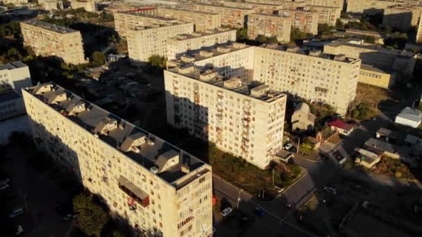 Régi konkrét lakóépület élő ház Grúziában — Stock videók