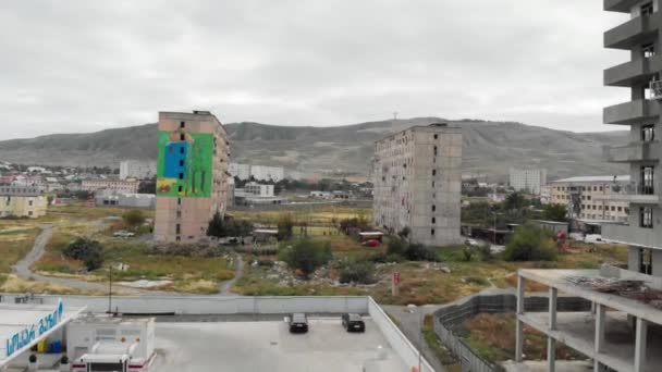 Gammal betong bostadshus bor hus i Georgien — Stockvideo
