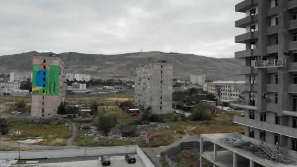 Postapocalypse levande hus gamla konkreta bostadshus bor hus i Georgien — Stockvideo