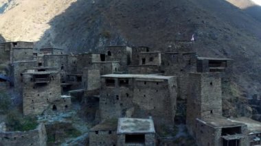 Kale gorge ve Kafkas Dağları epik timelapse Gürcü Vadisi güzellik doğa içinde gözetleme kuleleri