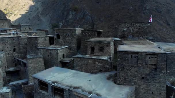 Fort in de kloof en de wachttorens in de Kaukasus epische timelapse Georgische vallei schoonheid natuur — Stockvideo