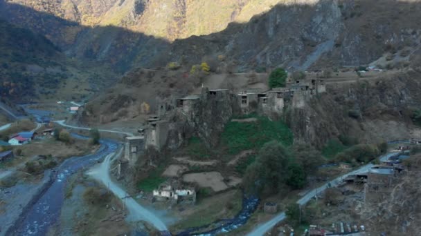 Fortaleza en el barranco y torres de vigilancia en las montañas del Cáucaso épico timelapse Valle georgiano belleza naturaleza — Vídeos de Stock