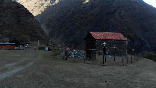 Oude kerk in de bergen van Georgia Drone vlucht Caucasus heuvels en de vallei schoonheid Georgische natuur — Stockvideo