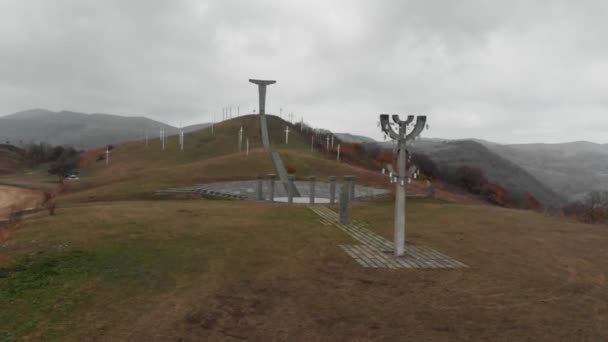 Monument berg van kruisen in Georgië 4k Drone — Stockvideo