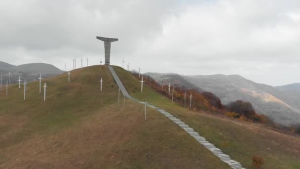 Monument berg van kruisen in Georgië 4k Drone — Stockvideo