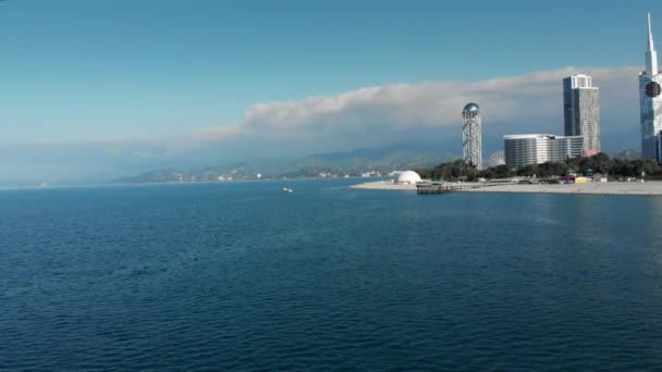 Yate blanco en el mar en Batumi verano Georgia 4K Drone — Vídeos de Stock
