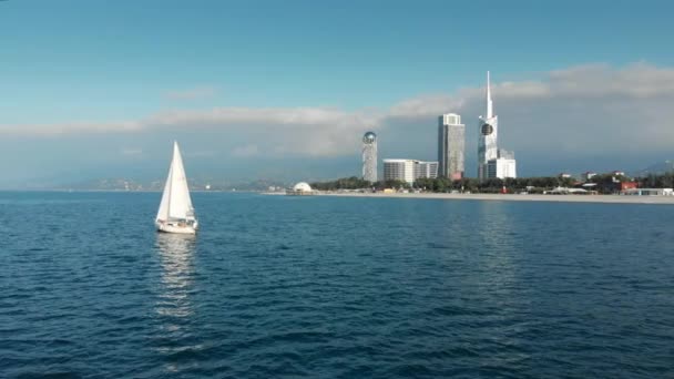 バトゥミ グルジア 4 k ドローン夏の海に白いヨット — ストック動画