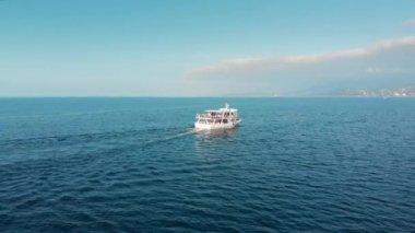 Batum yaz Georgia 4k uçağı denizde beyaz yat
