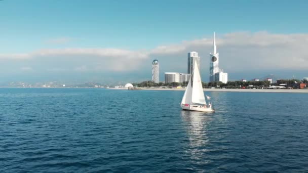 Vit Yacht i havet i Batumi sommaren Georgien 4k Drone — Stockvideo