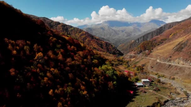 秋にジョージアの山を峡谷します。 — ストック動画