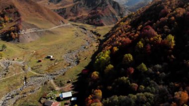 Güz Geogria dağlar arasında nehir