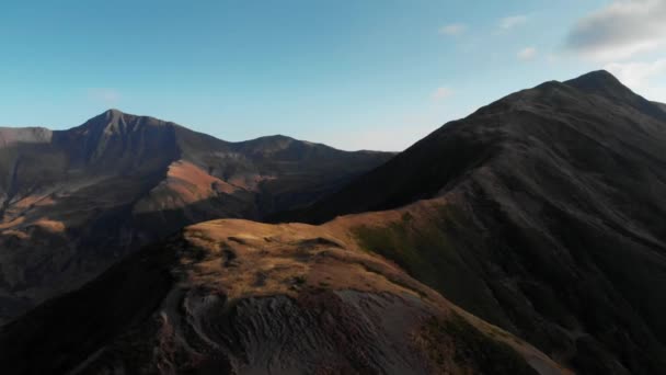 Sonnenuntergang im herbstlichen Bergkamm und Schlucht der georgischen Natur — Stockvideo