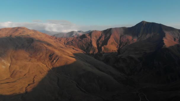 Zonsondergang in de herfst bergen Ridge en de kloof van Georgië natuur — Stockvideo