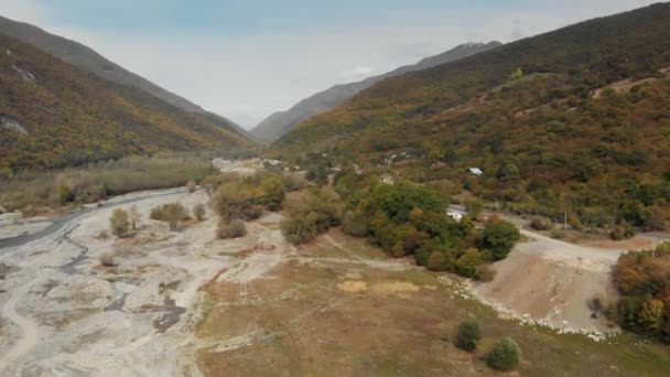 जॉर्जिया के पहाड़ों में नदी घाटी के साथ चट्टानों के बीच बह रही है — स्टॉक वीडियो