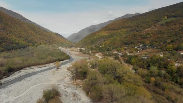 Řeka v horách Gruzie proudí mezi skalami podél soutěsky — Stock video