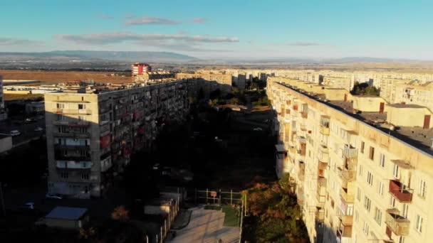 Edifícios residenciais na cidade de Georgia Rustavi. construção residencial de concreto velho casa de estar — Vídeo de Stock