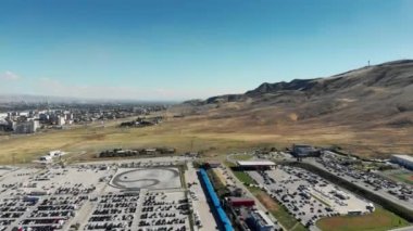 Uçak 4k uçuş beyaz yarış tyrack Rustavi Uluslararası Motorpark yukarıda