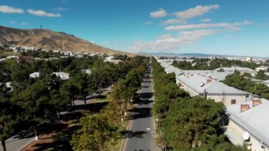 Dağlar Georgia evde yaşayan şehir eski beton konut bina arka plan üzerinde