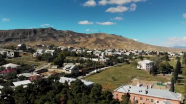 Dağlar Georgia evde yaşayan şehir eski beton konut bina arka plan üzerinde