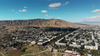 Dağlar Georgia evde yaşayan şehir eski beton konut bina arka plan üzerinde