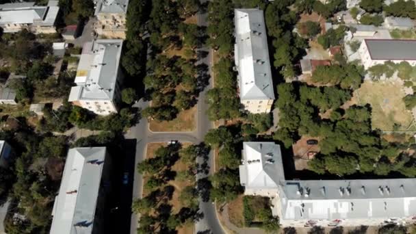 Montagnes sur le fond de la ville Ancien bâtiment résidentiel en béton vivant maison en Géorgie 