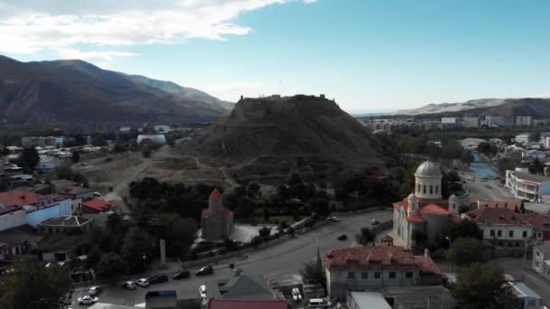 Ciudad de Gori en Georgia Stalins patria 4K drone vuelo — Vídeo de stock