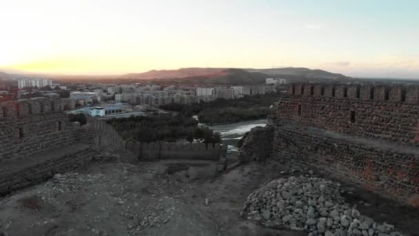 Drone Vlucht Gori Stad Onder Bergen Woestijnen Georgië — Stockvideo