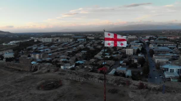 Bandera en la montaña Gori ciudad en Georgia Stalins patria vuelo 4K drone — Vídeos de Stock