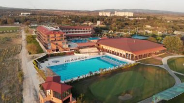 Mavi su ve golf sahası Gürcistan ile havuzlu otel