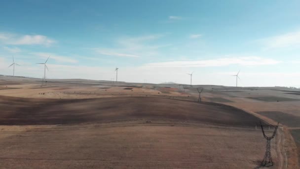 Wind power stations in the desert white power cells — Stock Video