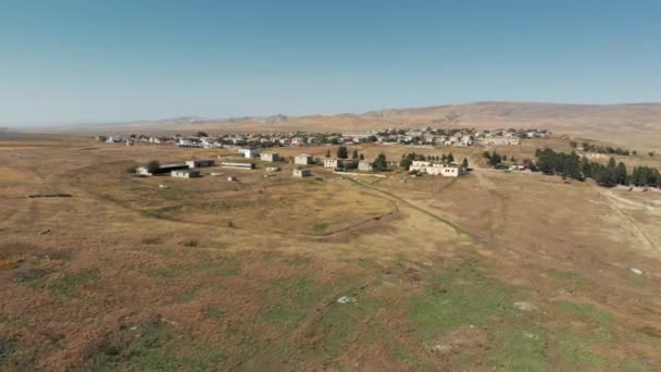 Villaggio nel deserto della Georgia e le montagne — Video Stock