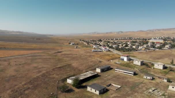 Wieś w pustyni Gruzji i góry — Wideo stockowe