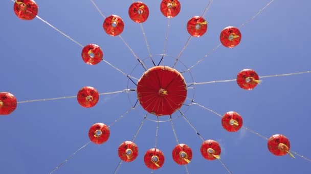 Lâmpadas de lanternas chinesas e céu azul — Vídeo de Stock