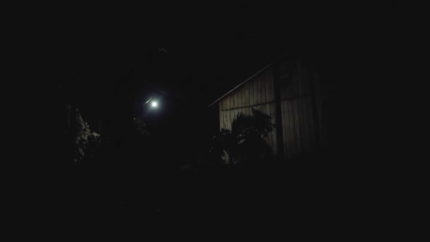 黑暗的阴影和光明的游戏中的木制房屋 — 图库视频影像