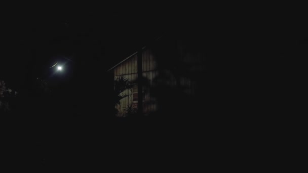 Casa de madera en el oscuro juego de las sombras y la luz — Vídeo de stock