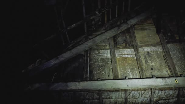 Vecchio gioco di ombra casa di legno durante la notte — Video Stock