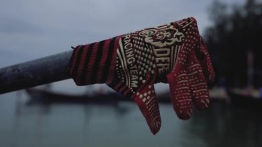 Teknede eski kırmızı inşaat örme eldiven