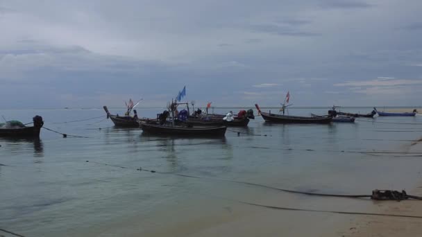 Łodzie rybackie na plaży statek w Tajlandii — Wideo stockowe