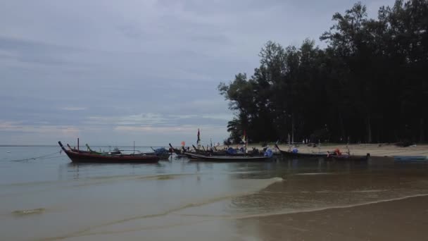 Vissersboten op het schip strand in Thailand — Stockvideo
