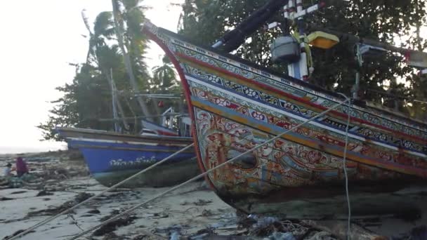 Coloreados multicolores antiguos hermosos barcos en la playa de buques en Tailandia — Vídeo de stock
